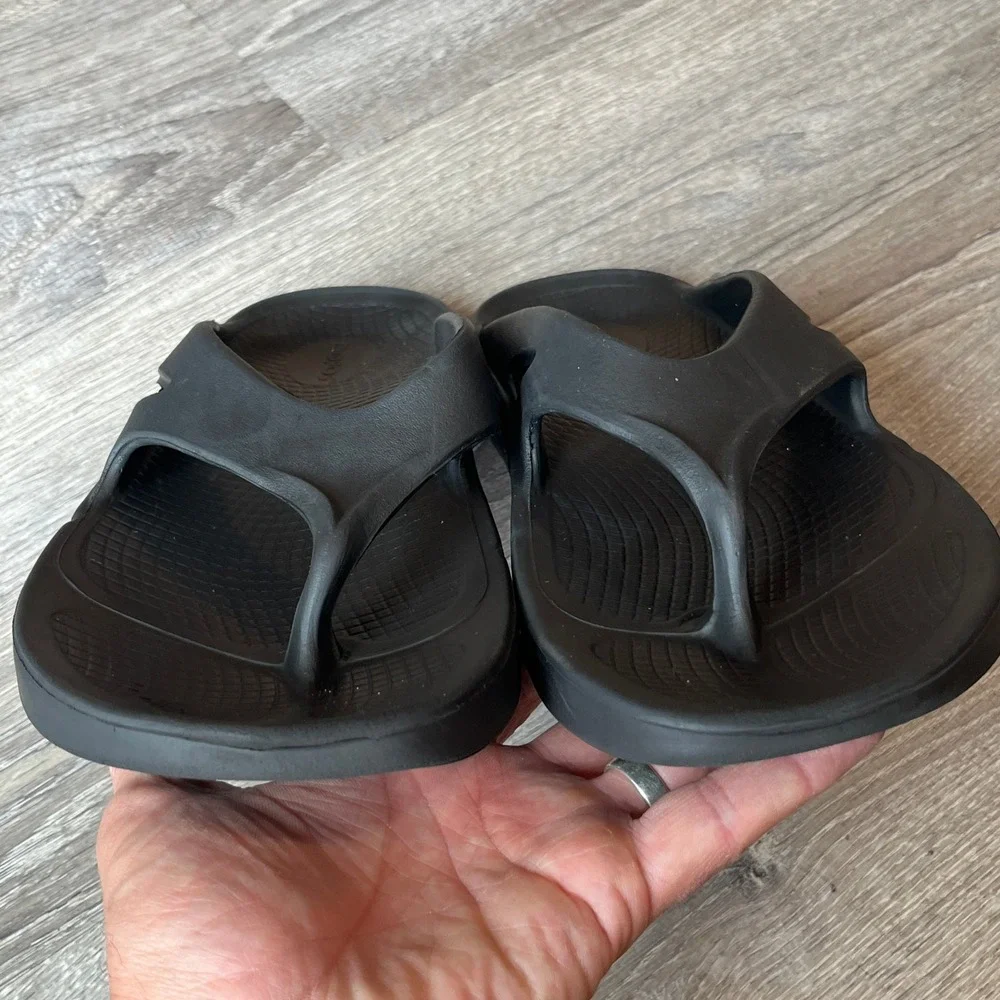 OOFOS OOriginal Recovery Sandals Mens 10 Womens 12 Black Thong Flip Flops EU 43